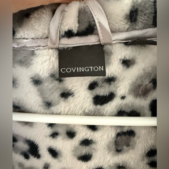 Junior Girls Large Soft and Fuzzy Leopard Print Bathrobe - Picture 5 of 7